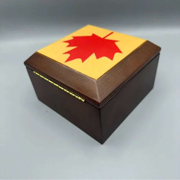 Vintage The Bombay Company Wooden Music Box 1996 Canada flag Brown